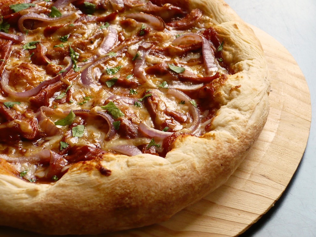 Pizza op houten plank